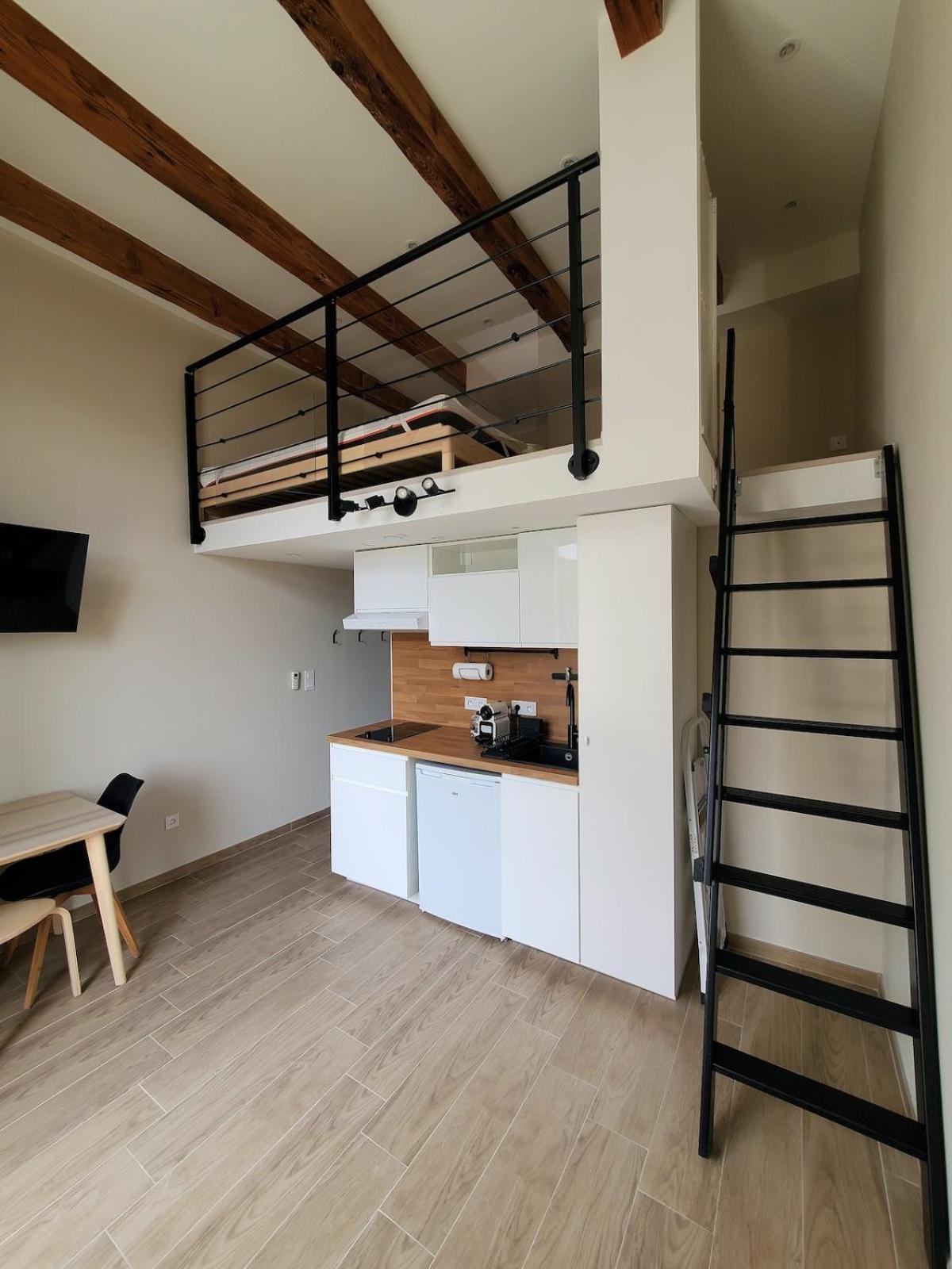Bioves - Mezzanine Studio, Charming & Comfortable Appartement *